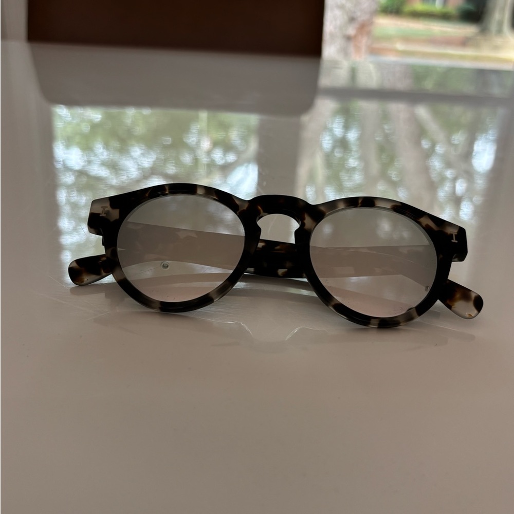 illesteva Leonard Sunglasses White Tortoise/Grey